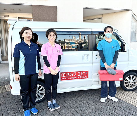 当院では​身体的・精神的に通院が困難な方のための訪問歯科診療を行っております。治療内容は入れ歯の製作や修理・調整、虫歯や歯周病の治療など行っており、保険が適用されますので気軽にご相談ください。